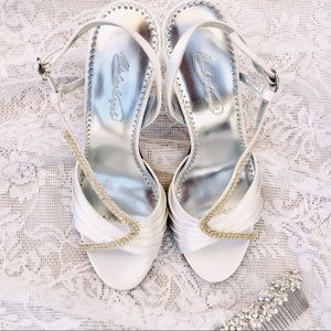 NWT David’s Bridal low heel sandals 🥂